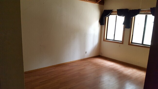 Building Photo - Three Bedroom Cabin