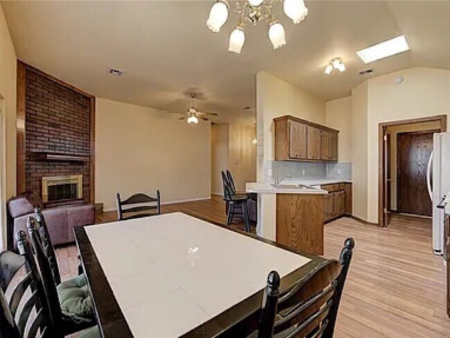Building Photo - 919 Queens Cir