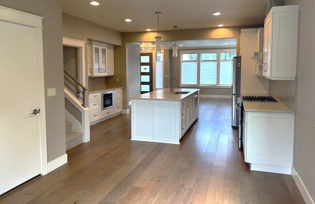 Foto del edificio - Stunning Light & Bright Corner Lot Home Lo...