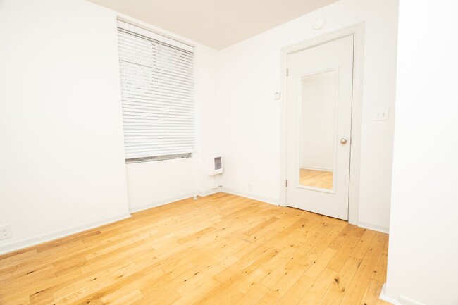 Building Photo - Comfortable & Smartly Designed 1-Bedroom w...