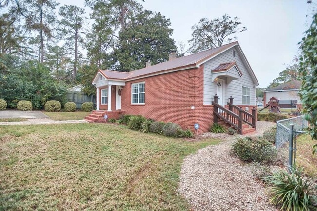 Building Photo - 4/3 House off of Bellevue! Available August 2026!