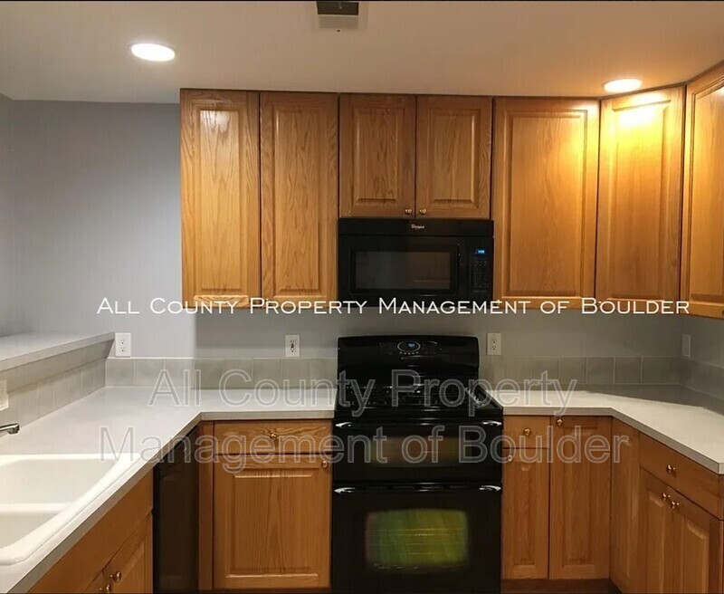 Primary Photo - 2946 Kalmia Ave