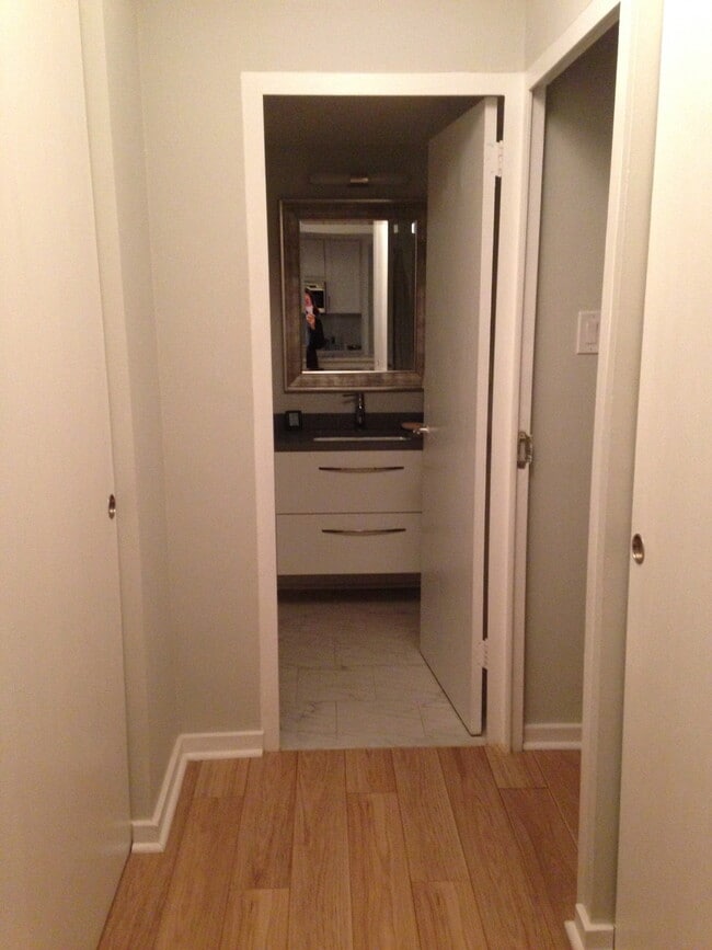 Foto del edificio - 604 S Washington Sq