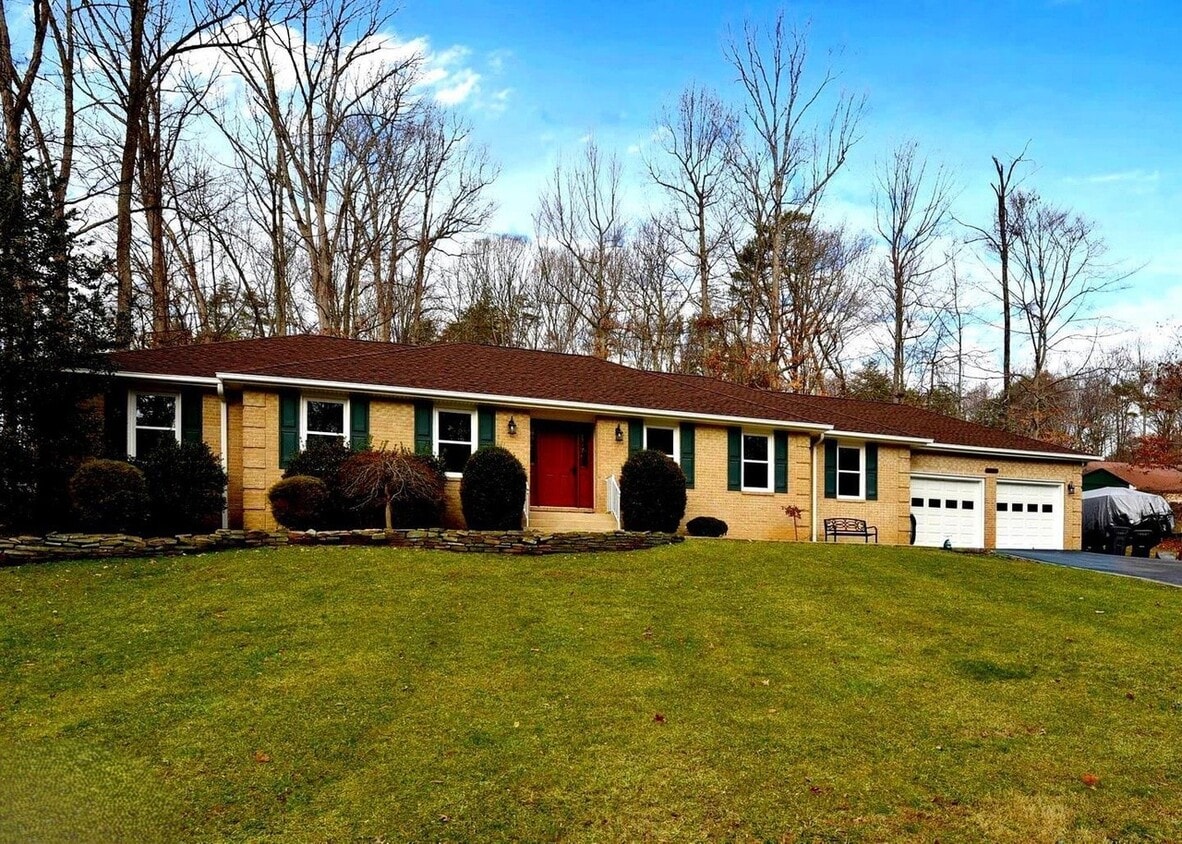 Primary Photo - 13440 Carriage Hill Dr