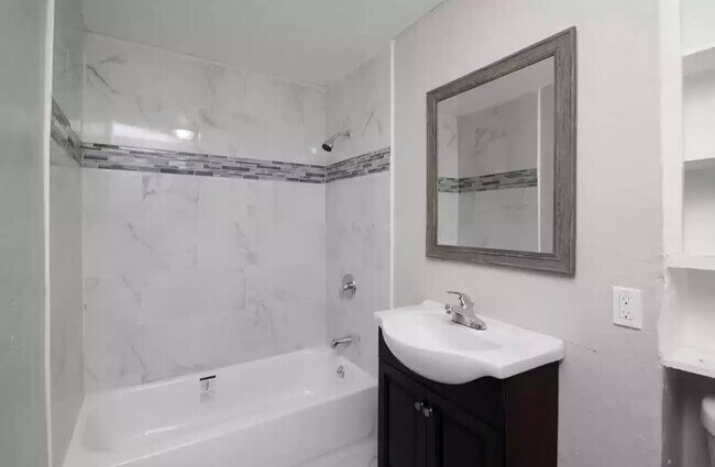 Main bath - 1347 E Shields Ave