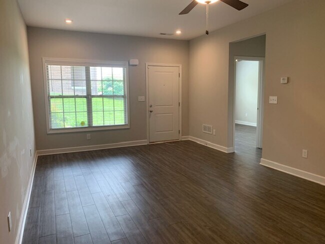 Foto del edificio - MOVE IN SPECIAL -MOVE IN BY 9/1/25 RECEIVE...