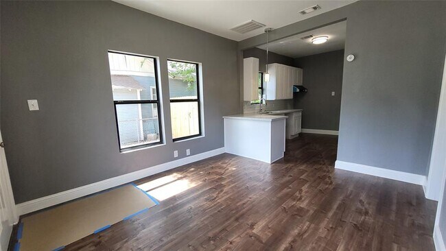 Building Photo - 2527 Sumpter St