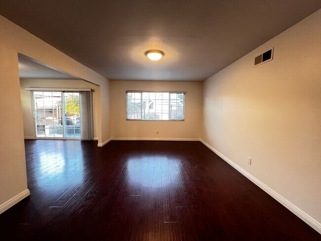 Building Photo - BEAUTIFUL HOUSE READY TO MOVE IN,  New app...