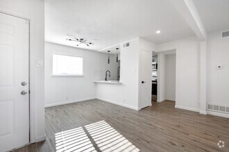 1BR, 1BA _ 724SF - Gardens at Anderson Square