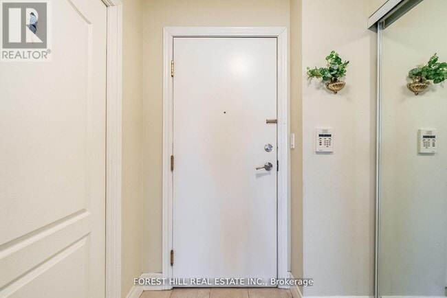 Building Photo - 5418 Yonge St