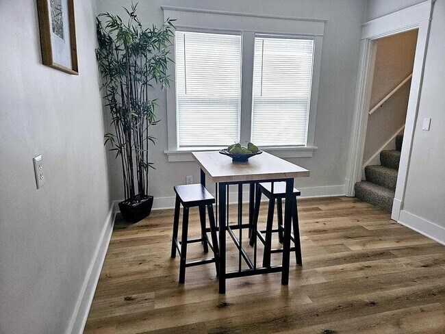 Building Photo - 4 Bedroom Single Family
