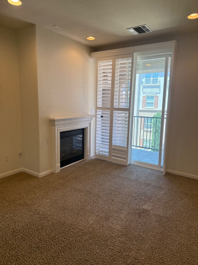 Building Photo - Stunning Upper-Level Luxury 2 Bed/2 Bath C...