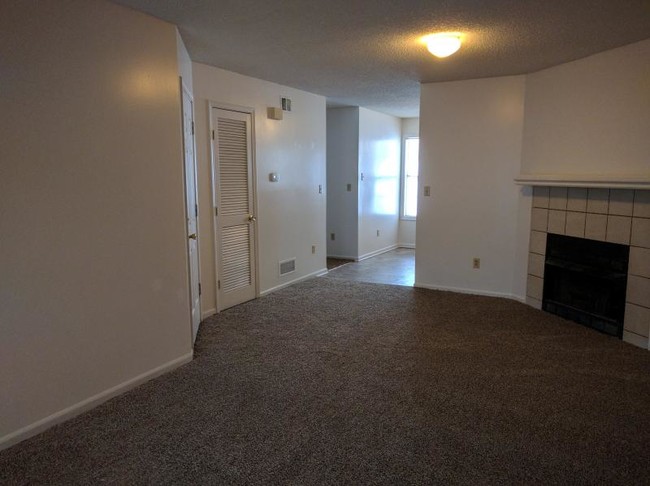 Building Photo - 752 SW Lemans Ln