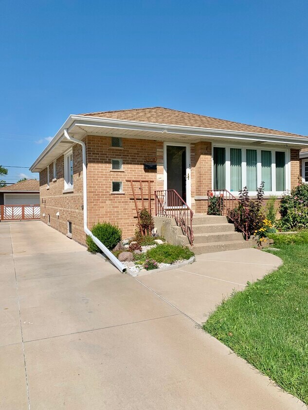 Primary Photo - 4432 N Ozanam Ave
