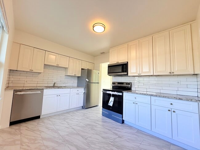 Building Photo - 7000 Hibiscus Ave S