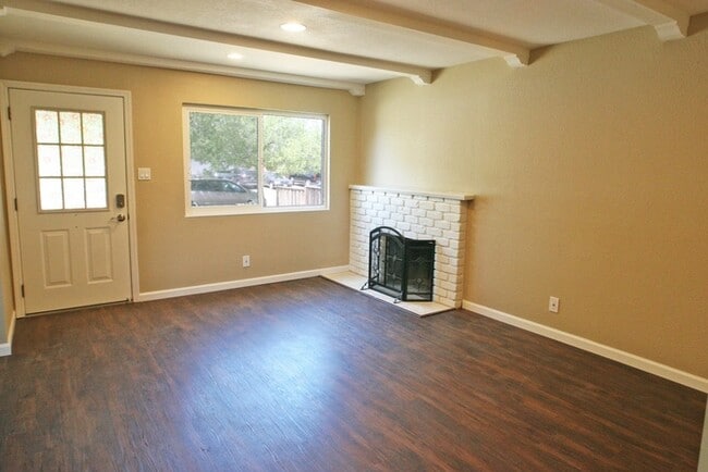 Building Photo - 1080 Holly Hill Dr - Beautifully Remodeled...
