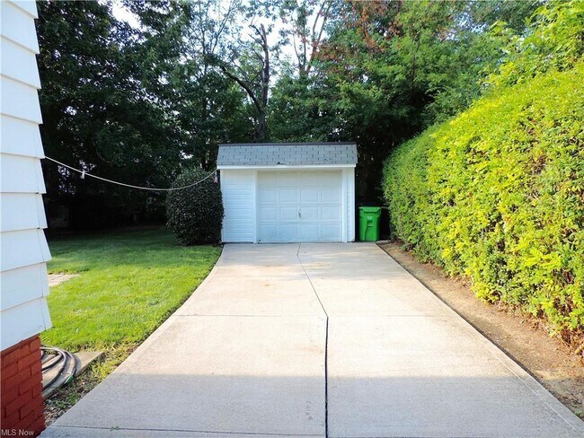 Building Photo - 25451 Zeman Ave
