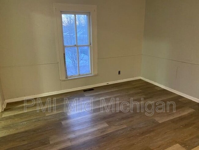 Building Photo - 614 N Hickory St