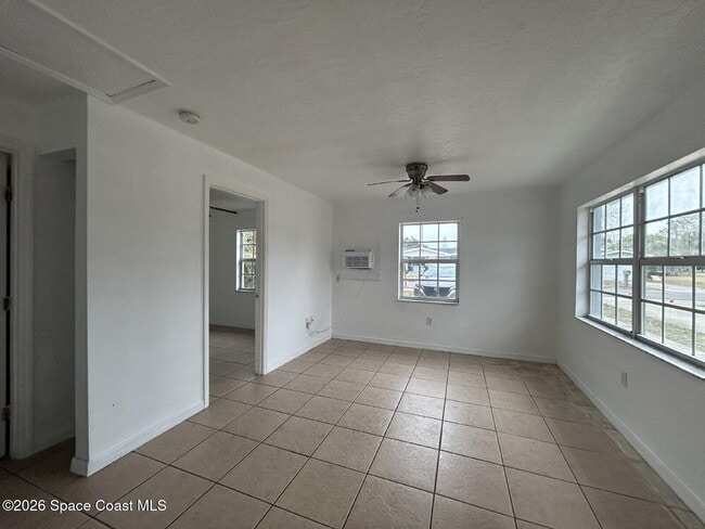 Building Photo - 613 Paw Paw St