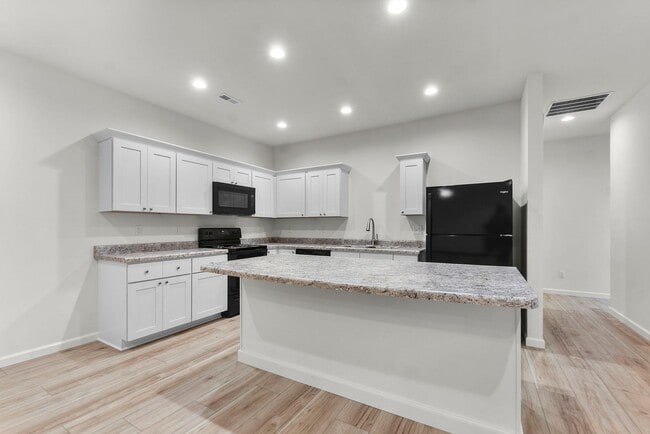 Building Photo - 1112 Bertling St