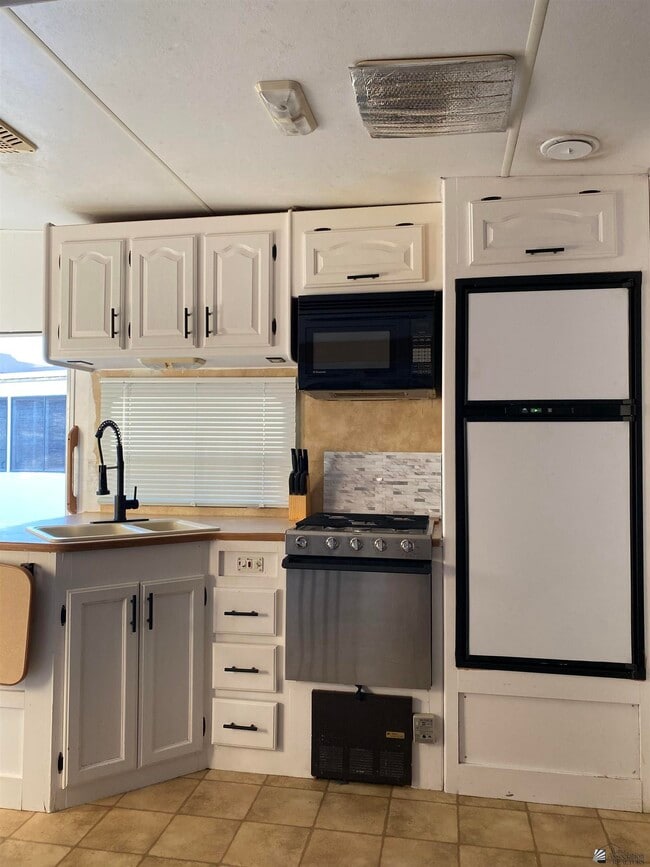 Foto del edificio - 12617 E 46th Dr