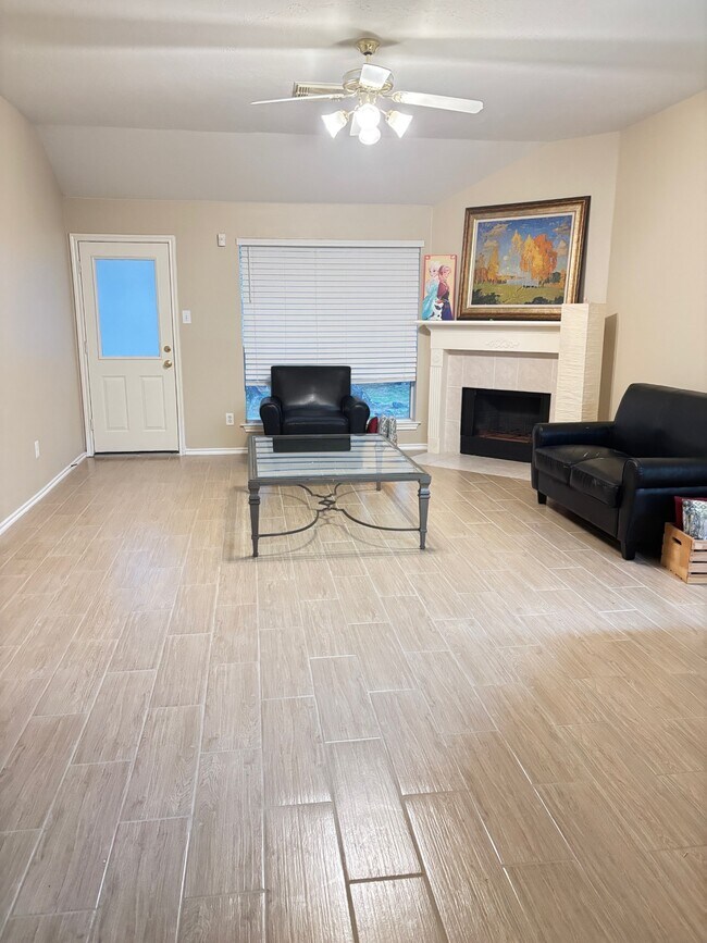 Building Photo - 18 Tallow Hill Pl