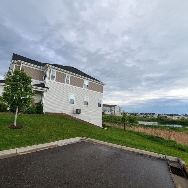 Lot of windows on side - 7254 Yellowstone Ct N