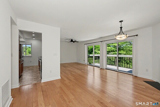 Foto del edificio - 73 Riverside Ave