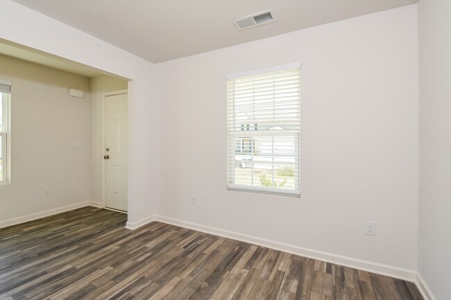 Foto del edificio - 101 Radford Ct