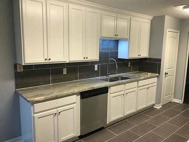 Building Photo - 10625 Sandpiper Dr