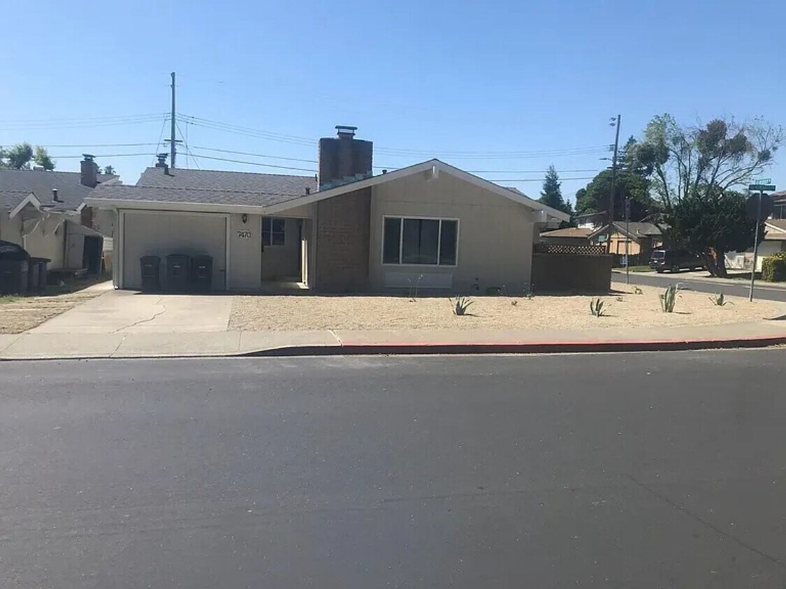 Foto principal - $2,490 – Charming 2-Bedroom, 1-Bath Duplex...