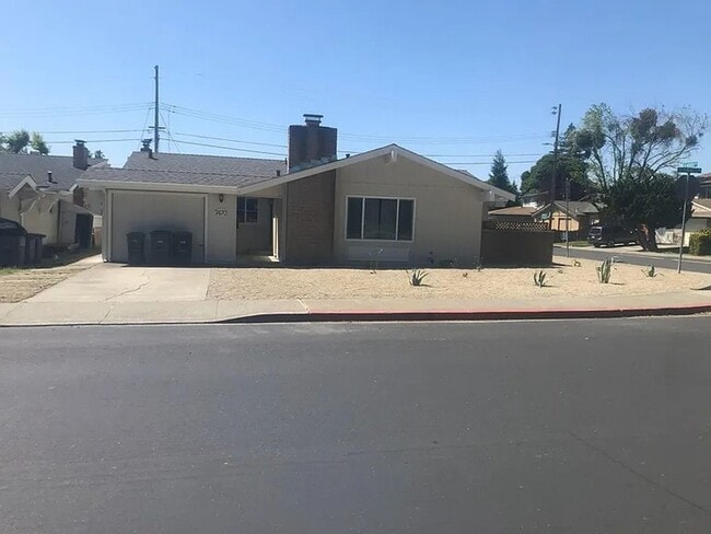 $2,490 – Charming 2-Bedroom, 1-Bath Duplex... - $2,490 – Charming 2-Bedroom, 1-Bath Duplex... House