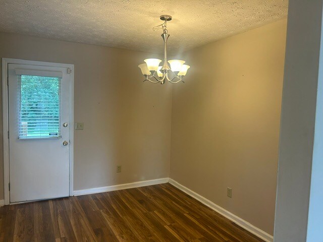 Foto del edificio - 242 Thistle Ln