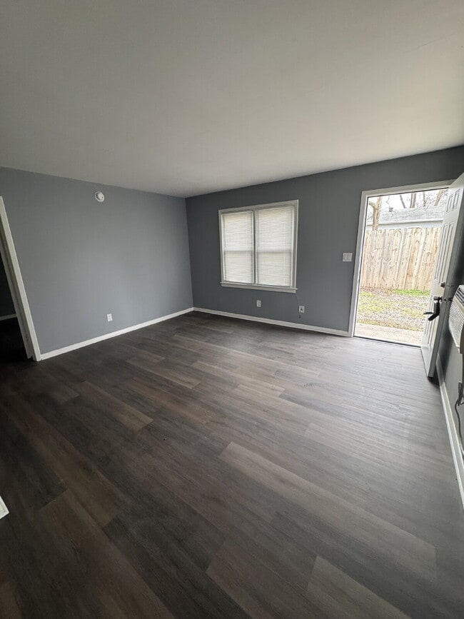 Foto del edificio - "Charming 1-Bed, -Bath Duplex Gem in Wichita – Spacious 625 Sq Ft Living!"