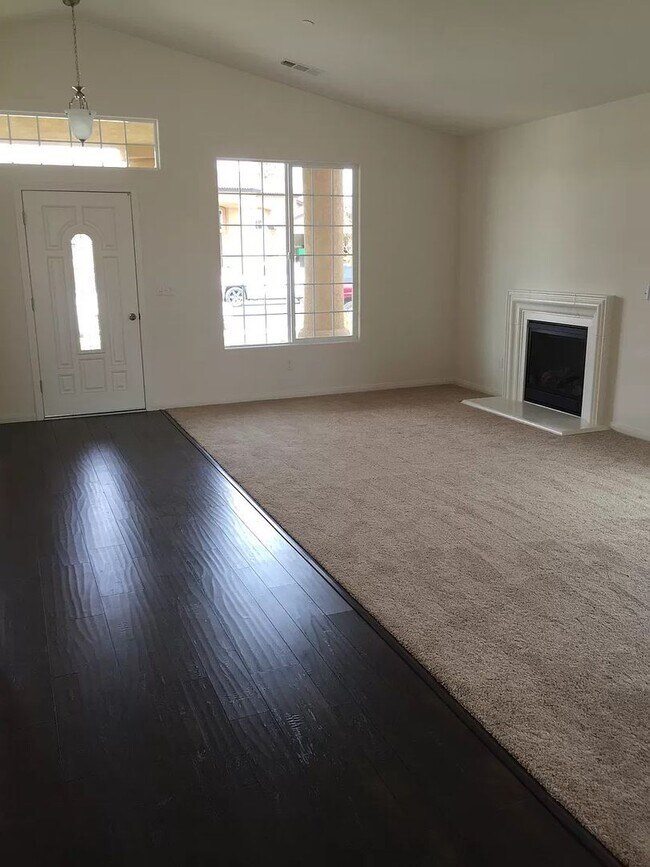 Foto del edificio - 5 bedrooms 2 baths house-SW Bakersfield