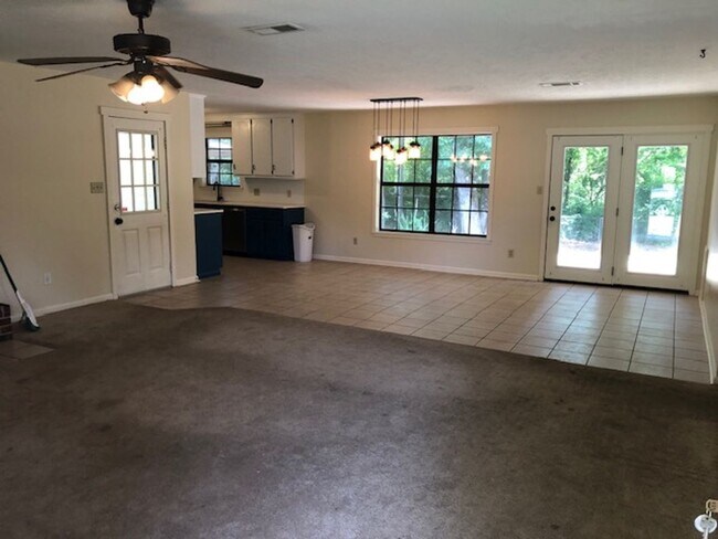 Building Photo - 2202 Holly Hill Dr