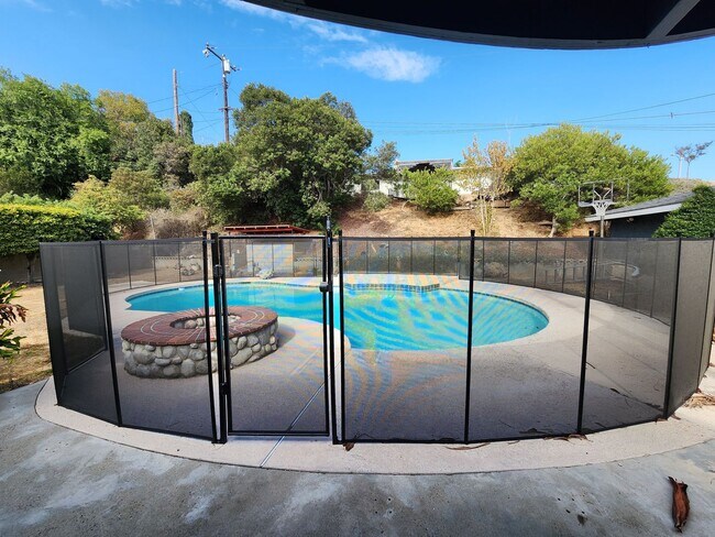Foto del edificio - Beautiful Newly Renovated 3 Bedroom 2 Bath...