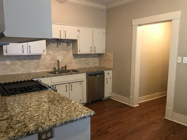 Building Photo - Super cute and updates throughout....