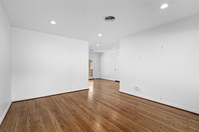 Foto del edificio - 3006 Carlford Cir