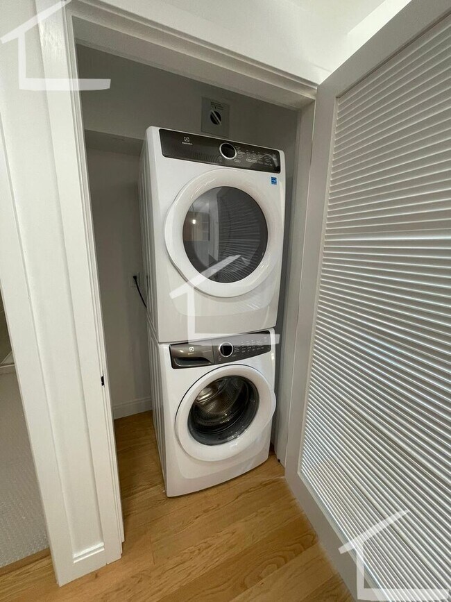 Building Photo - Large 3 Bedroom at Coolidge Corner, Heat, ...