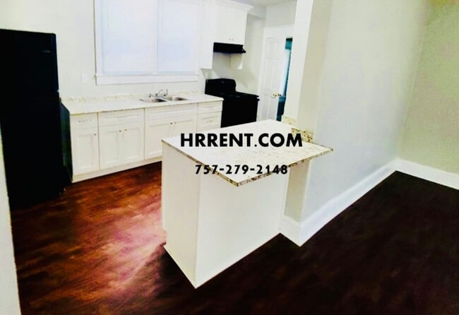 Building Photo - Amazing 4 Bedroom 2 Bathroom 3 Level Singl...