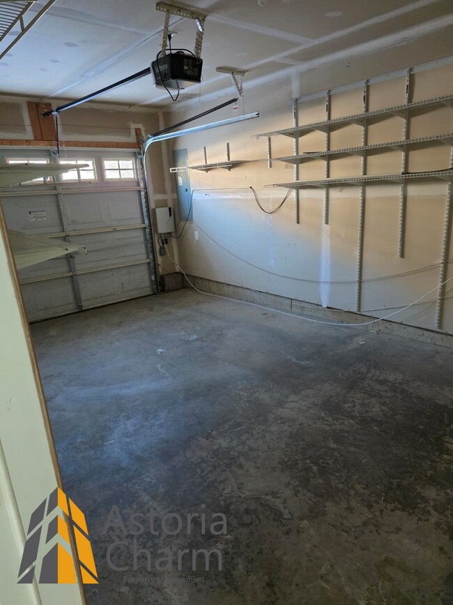 Foto del edificio - 3 Bedroom 3 Level Home with Garage and Flexible Layout