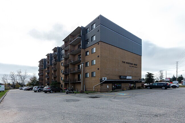Photo du bâtiment - The Heritage Arms Apartments