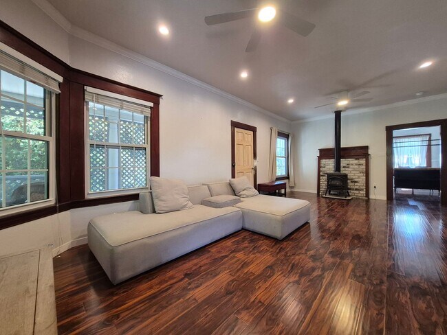Foto del edificio - Spacious Duplex with EV Charger and Yard