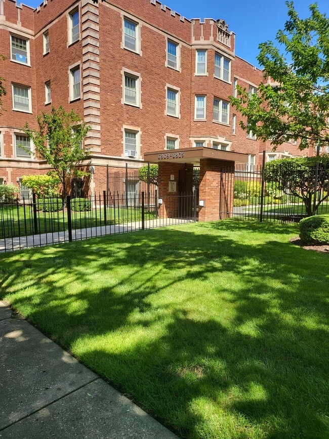 Building Photo - 6911 S Crandon Ave