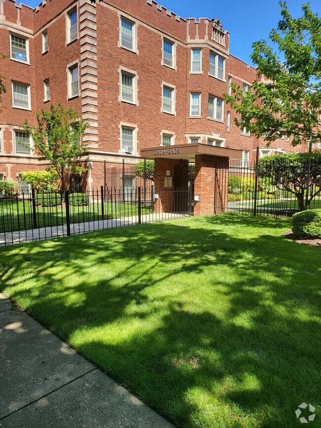 Building Photo - 6934 S Crandon Ave