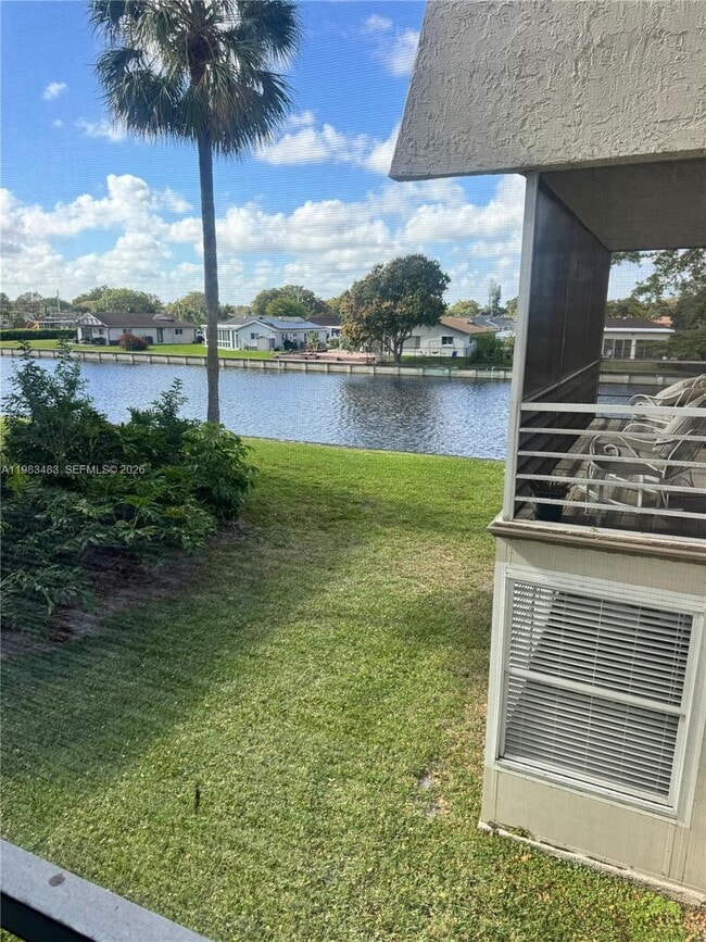 Foto del edificio - 9400 Lime Bay Blvd