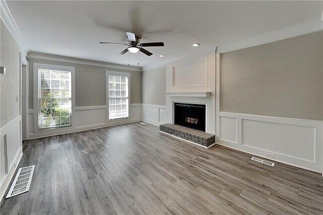 Foto del edificio - 3859 W Clinton Ct NE