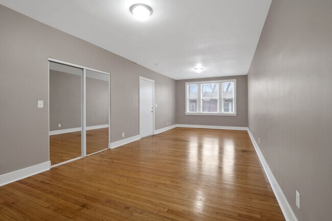 Foto del edificio - Straight-Back Studio (not a shoebox)