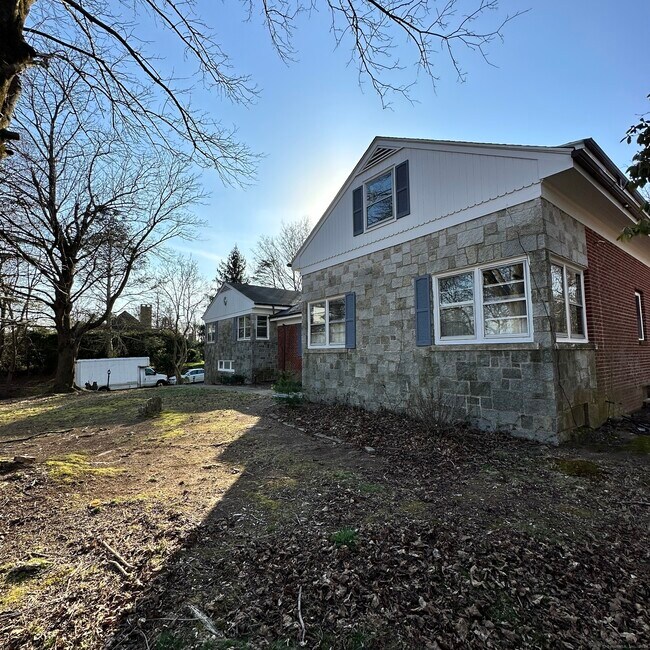 Building Photo - 167 Kings Hwy